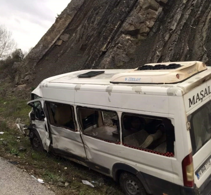 Ankara’da işçi servisi otomobille çarpıştı: 3 ölü, 20 yaralı
