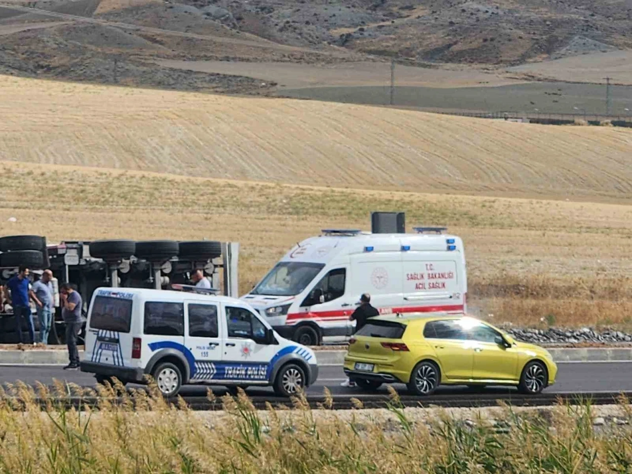 Ankara’da kuzu yüklü tır devrildi, hayvanlar telef oldu
