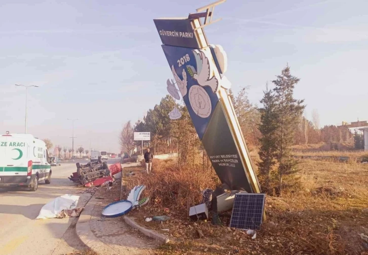 Ankara’da otomobil direğe çarptı: 1 ölü, 3 yaralı
