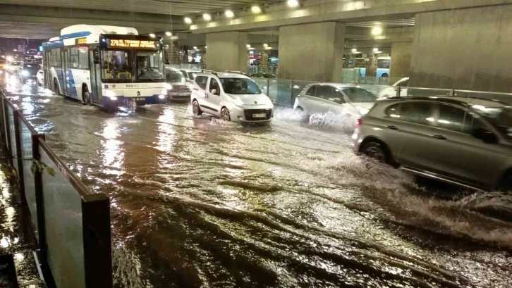 Sağanak etkili oldu, yolları su bastı