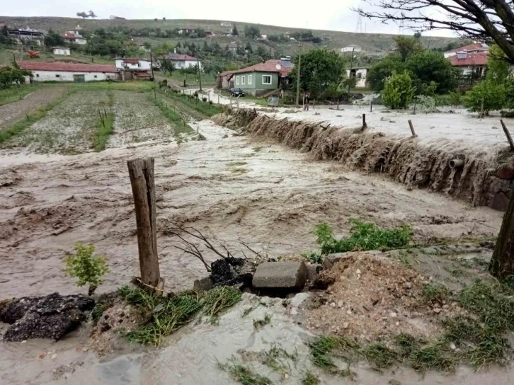 Ankara’da sel hayatı durma noktasına getirdi
