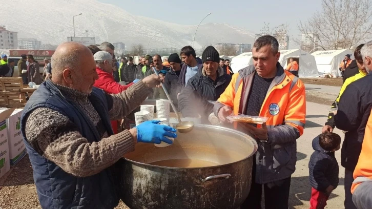 Anne, baba ve 2 çocuğunu kaybetti, depremzedelere yardıma koştu
