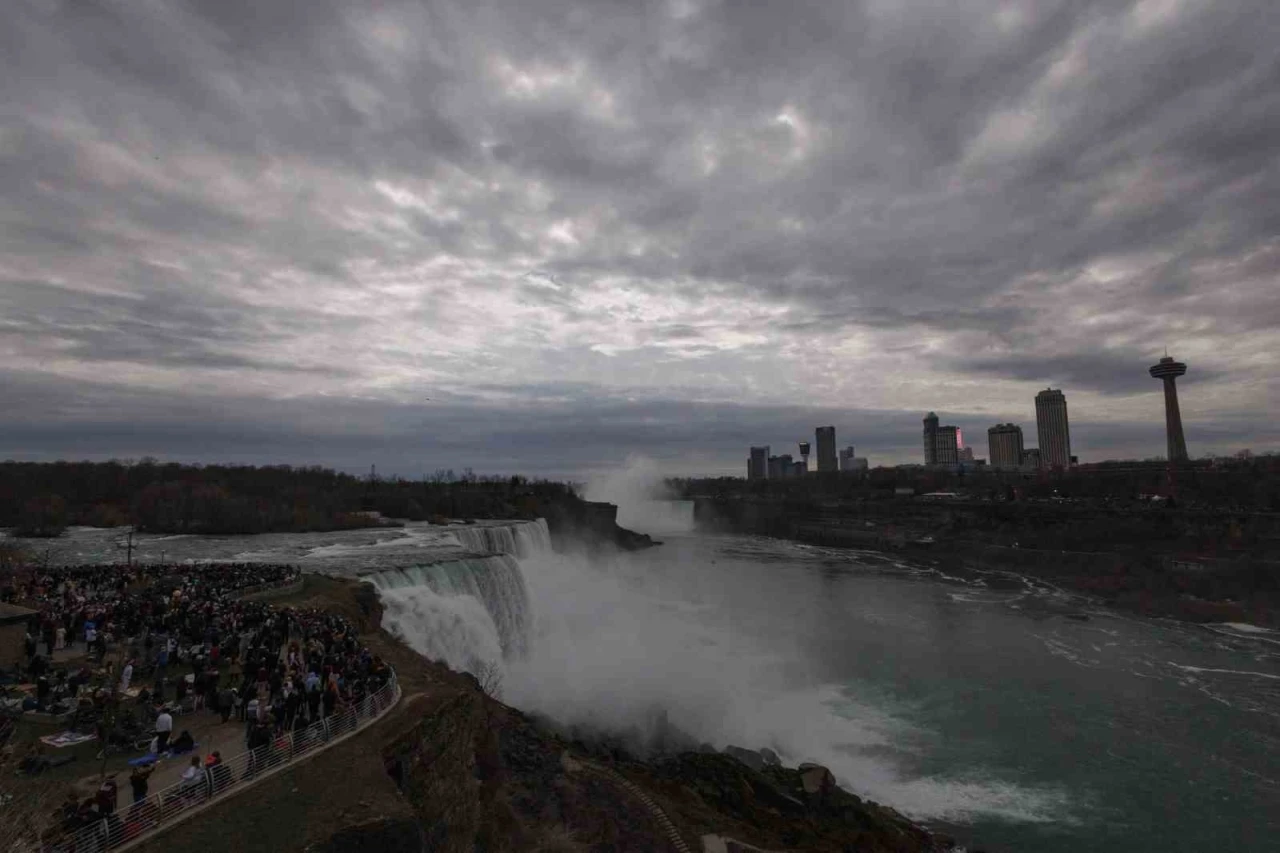 Anne, iki çocuğuyla birlikte Niagara Şelalesi’ne atlayarak intihar etti
