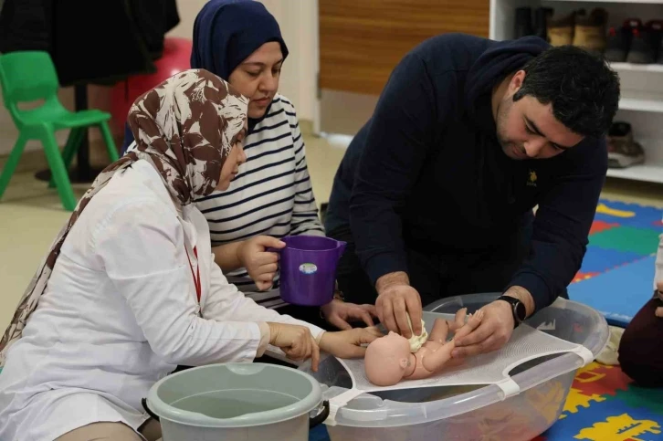 Anne ve baba adayları doğum öncesi ve sonrası için eğitim alıyor
