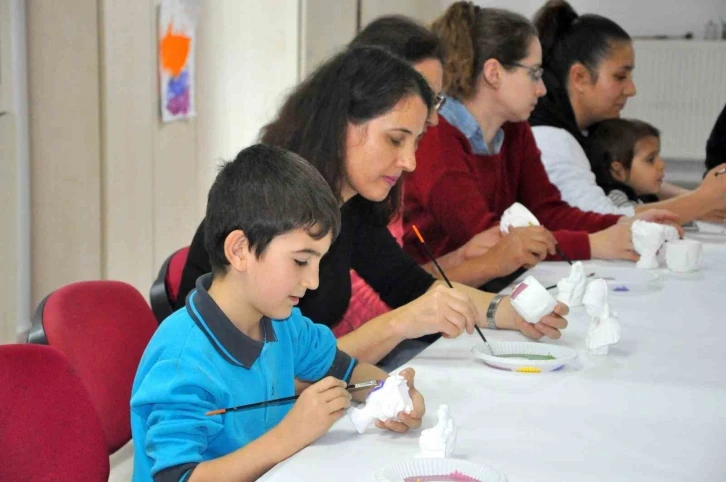 Anne ve çocukları aynı sanat atölyede bir araya geldi
