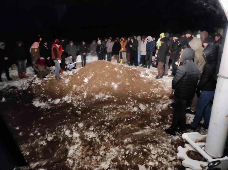 Antakya’da depreme yakalanan karı koca, Diyarbakır’da toprağa verildi
