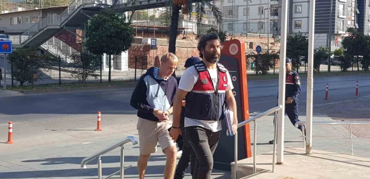 Antalya’da 35 bin avrosu gasp edildikten sonra 2 şüpheliyi aracıyla çarparak öldüren Ukraynalı turist adliyede
