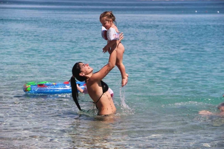 Antalya’da bahar sıcaklığı sahilleri doldurdu
