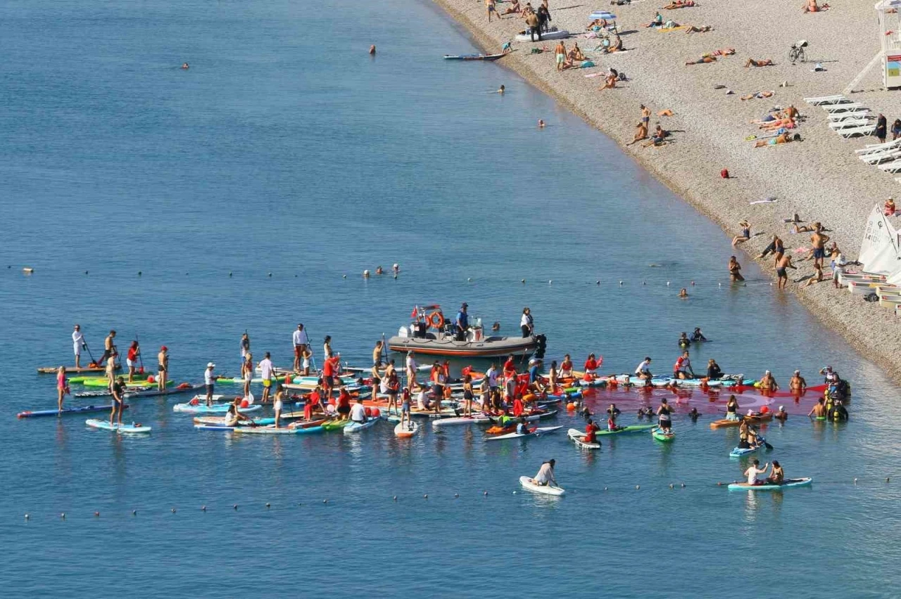 Antalya’da dalgıçlar denizde dev Türk bayrağı açtı
