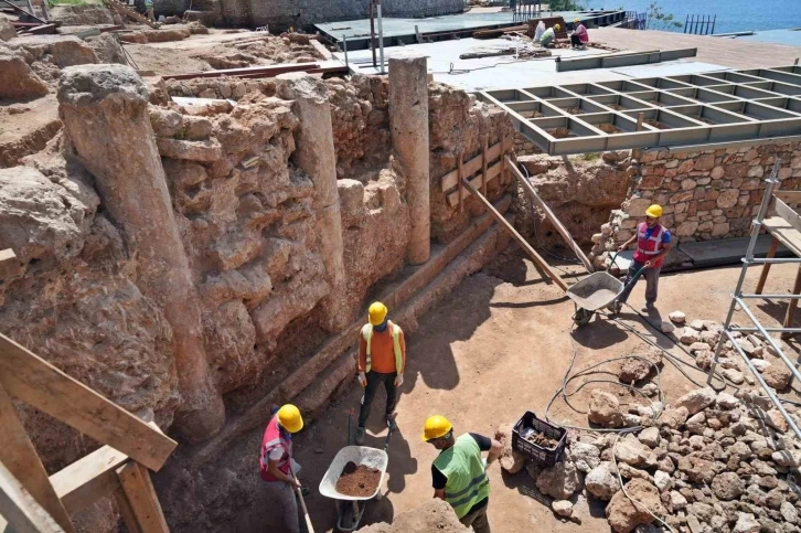 Antalya’da deniz manzaralı 3 bin 500 yıllık 800 metre uzunluğunda sütunlu cadde keşfedildi
