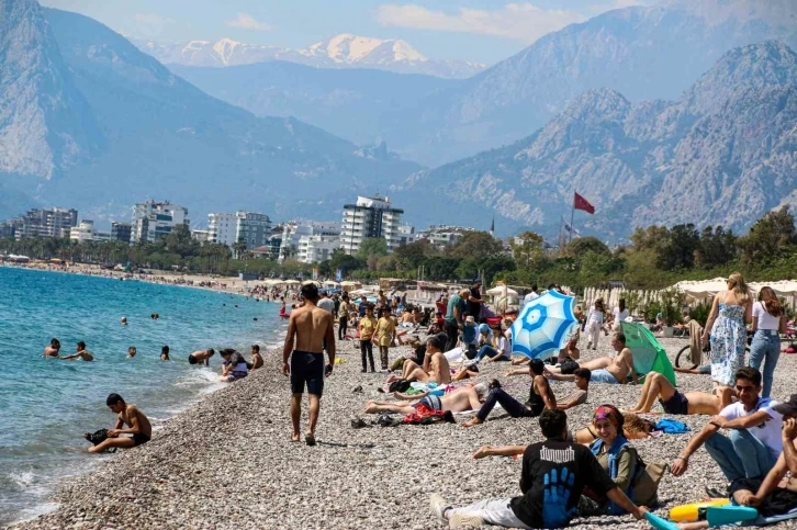 Antalya’da dünyaca ünlü sahilde bayramdaki yoğunluk yaz aylarını aratmadı