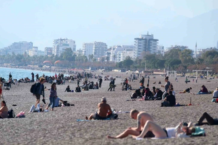 Antalya’da dünyaca ünlü sahilde yılın son yoğunluğu
