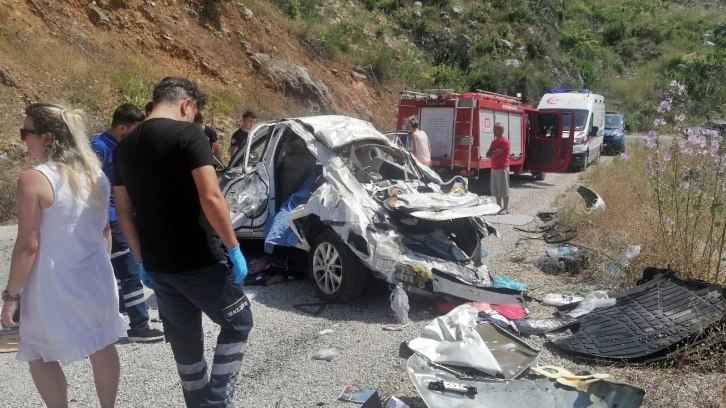 Antalya’da feci kaza: 2 ölü, 1’i ağır 3 yaralı
