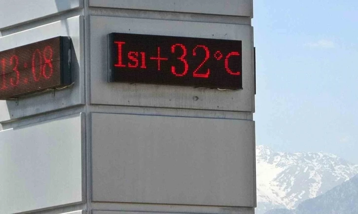 Antalya’da kar manzaralı 32 derece, sahilleri yaza döndürdü
