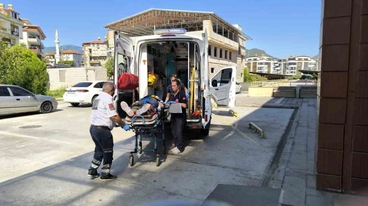 Antalya’da kontrolden çıkan cip uçuruma yuvarlandı: 2 yaralı