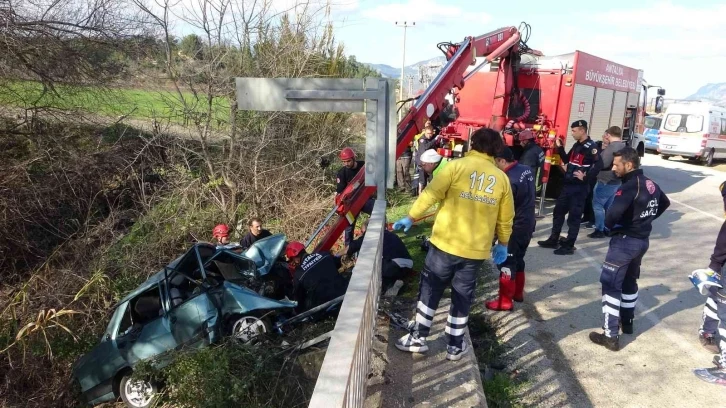 Antalya’da köprü demirine çarpan otomobilde can pazarı
