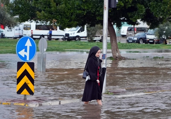 Antalya’da sağanak iş çıkışı bastırdı, hayat felç oldu
