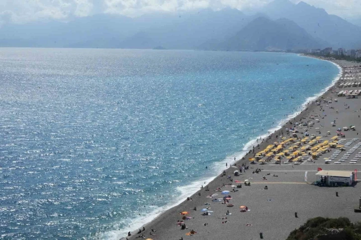 Antalya’da tatilciler dalgalarla keyifli dakikalar yaşadı
