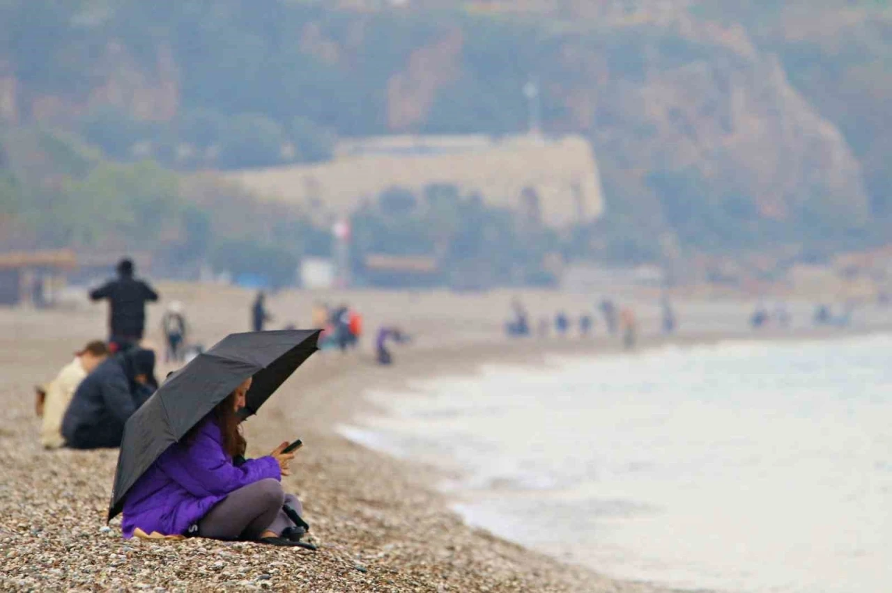 Antalya’da yağmura rağmen şemsiye altında deniz keyfi
