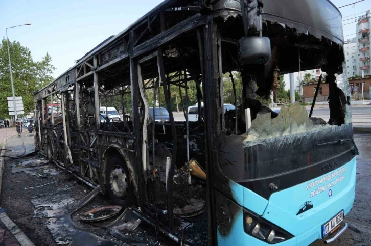 Yanan halk otobüsünden geriye hurda yığını kaldı