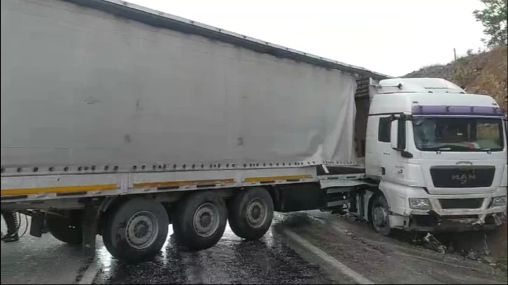 Antalya-Denizli yolunda tır makasladı, yol trafiğe kapandı
