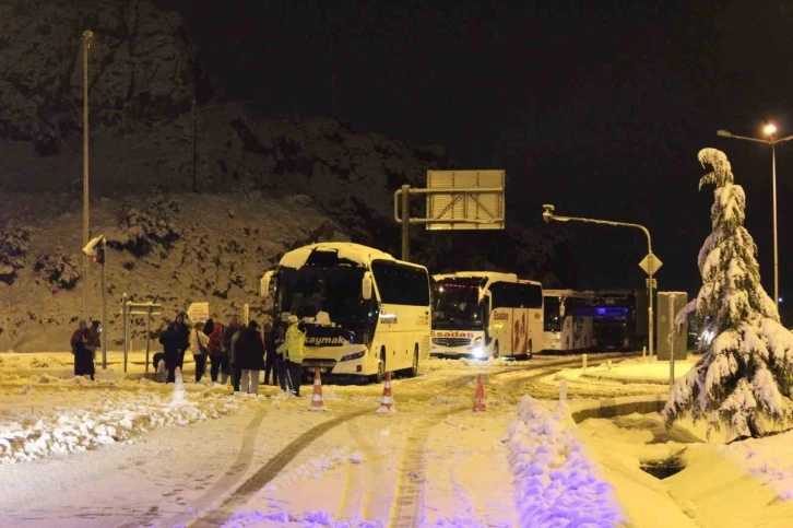 Antalya-Konya Kara Yolu’nda yüzlerce araç yolun açılmasını bekliyor
