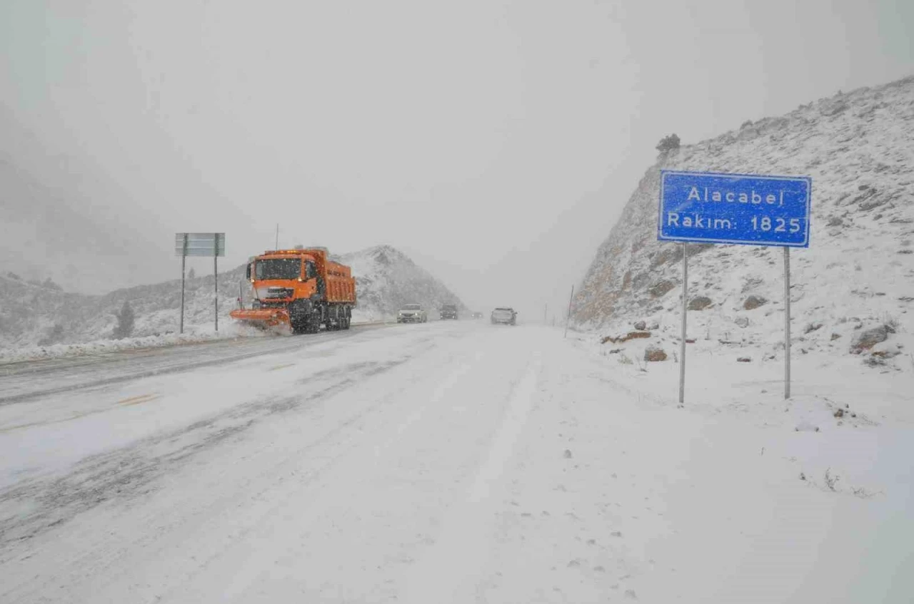 Antalya- Konya karayolunda kar yağışı durdu
