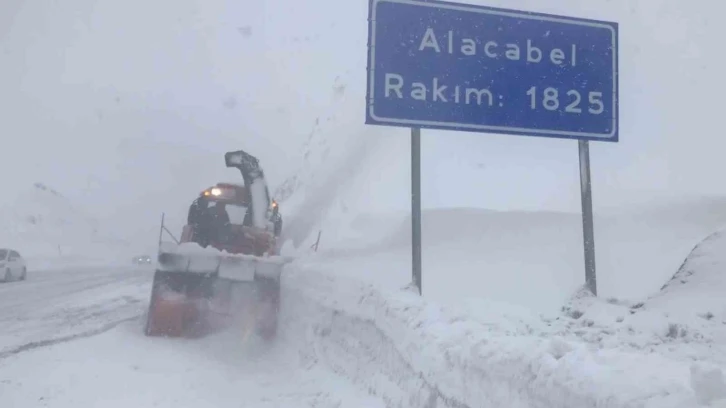 Antalya-Konya karayolunda ulaşım güçlükle sağlanıyor