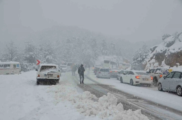 Antalya-Konya karayolunda yoğun kar yağışı sürücülere zor anlar yaşatıyor