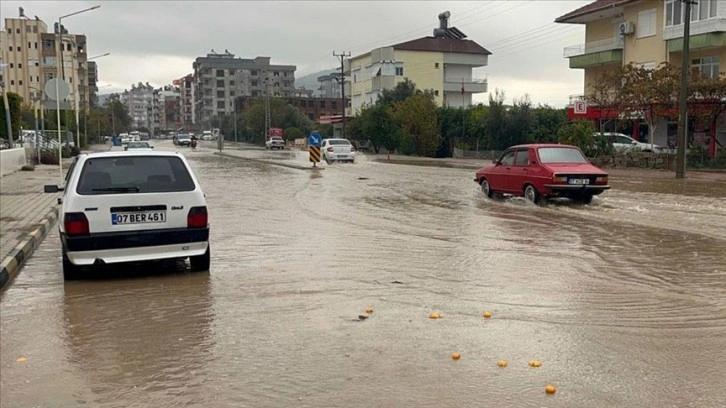 Antalya Kumluca'da sağanak hayatı olumsuz etkiledi