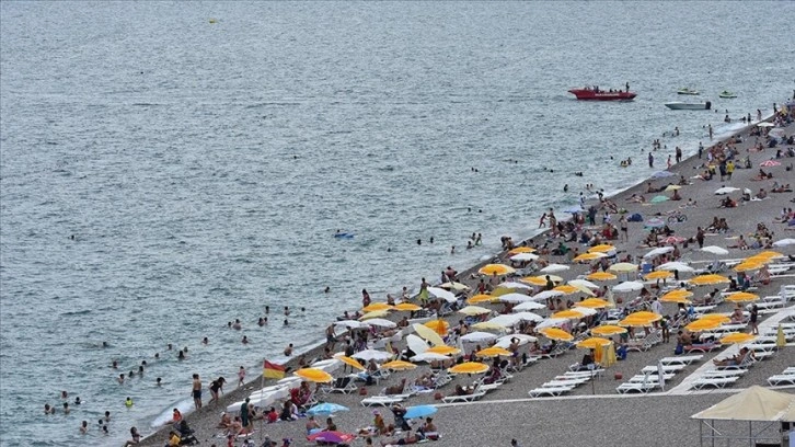 Antalya sahillerinde yoğunluk yaşanıyor