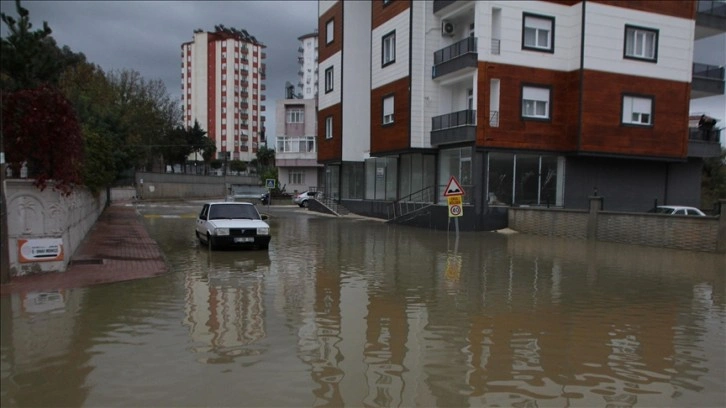 Antalya Serik'te sağanak hayatı olumsuz etkiledi