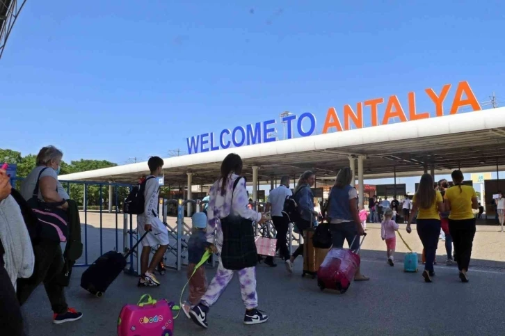 Antalya turizmde 2023’e hızlı giriş yaptı: Geçen yıla yüzde 61,5 fark
