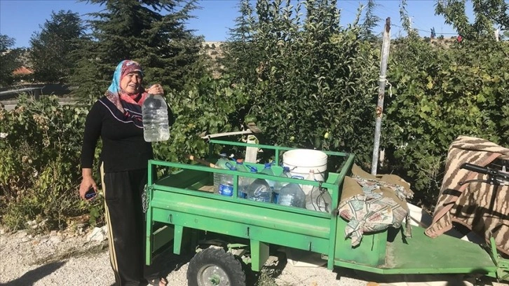 Antalya'da aboneliği olup şebekesi bulunmayan mahalle sakinleri evlerine su gelmesini istiyor