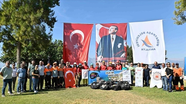 Antalya'da dağcılar falezlerde temizlik yaptı