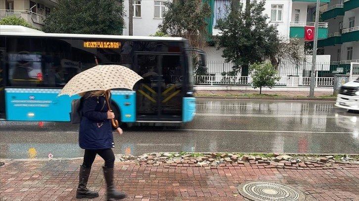 Antalya'da sağanak etkisini göstermeye başladı