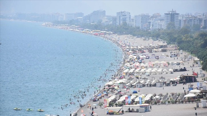 Antalya'da sıcak hava ve nemden bunalanlar sahillerde yoğunluk oluşturdu