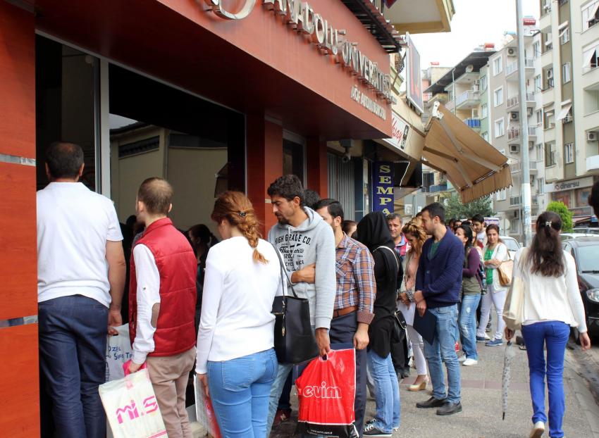 Açıköğretim başvuruları uzun kuyruklar oluşturdu