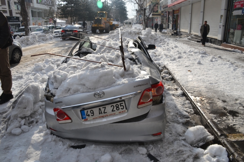 Çatıdan düşen kar kütlesi can aldı