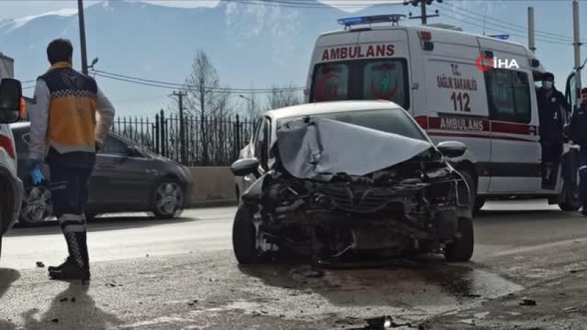 Bursa'da aranması olan kadın sürücü otomobiliyle direğe çarptı