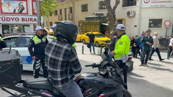 Araç girişinin yasak olduğu caddede polis denetim yaptı
