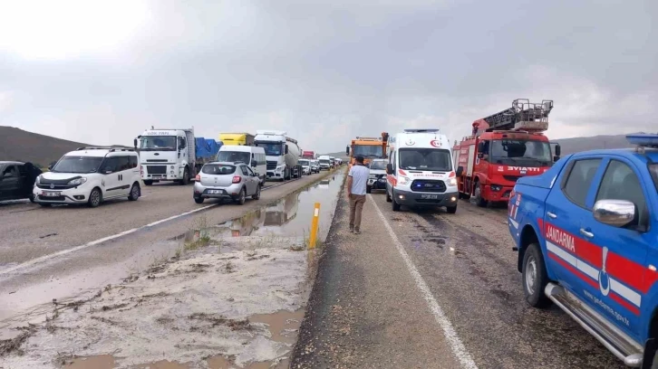 Araçta mahsur kalan bir aile yetkililer tarafından kurtarıldı
