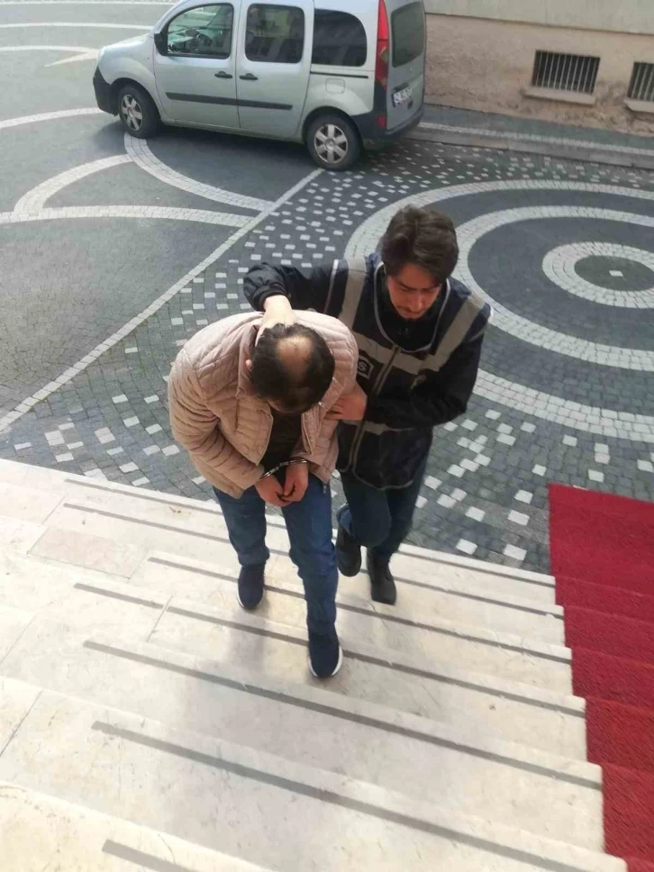 Aranan şahıs başkasına ait ehliyete kendi fotoğrafını yapıştırmış halde yakalandı
