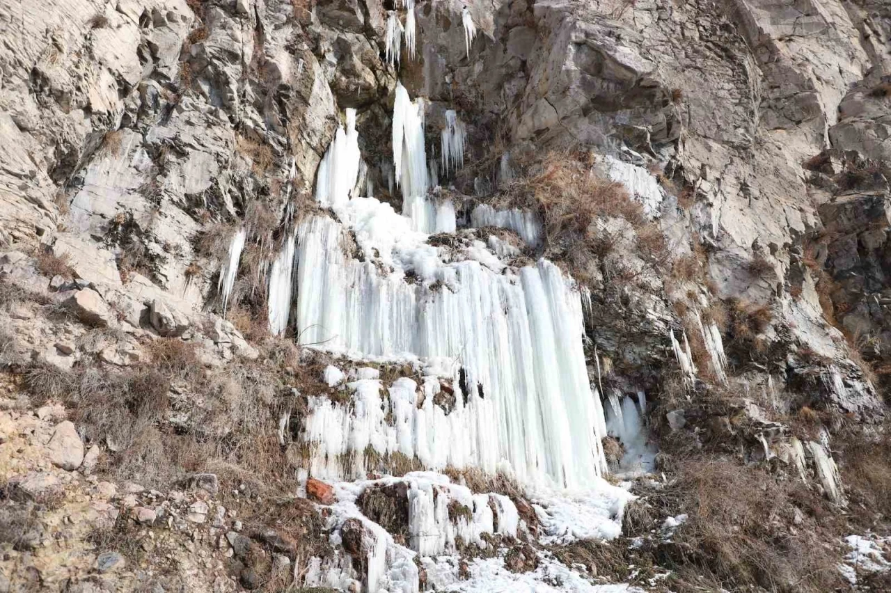 Ardahan’da hava buz kesti, şelale dondu
