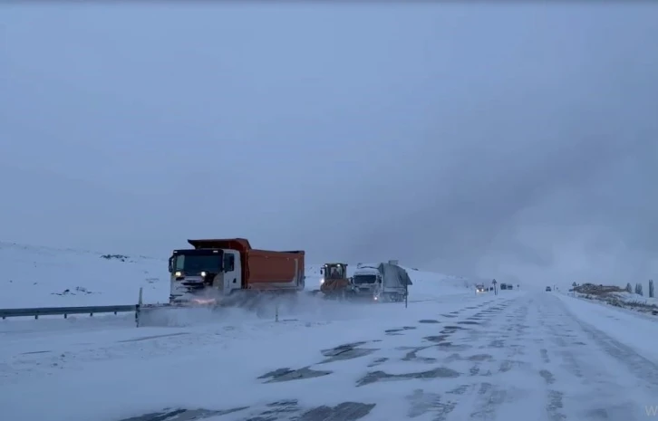 Ardahan’da kar esareti: Yollar kapandı, zincirleme kazalar meydana geldi
