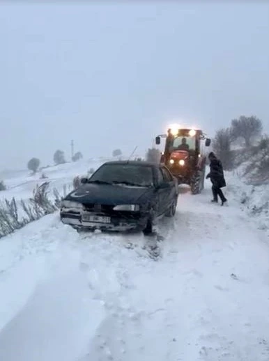 Ardahan’da kar ve tipide yolda mahsur kaldılar
