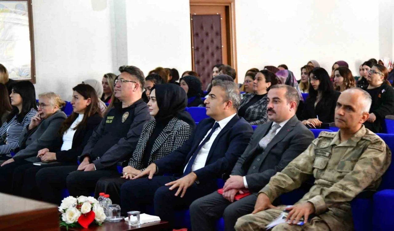 Ardahan’da "En İyi Narkotik Polisi Anne" Semineri
