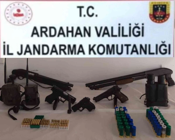 Ardahan’da ruhsatsız tabanca ve foto kapan ele geçirildi
