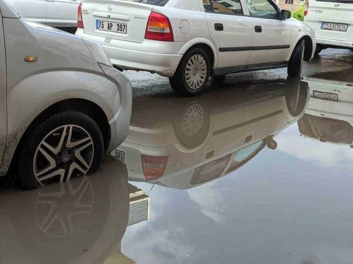 Ardahan’da sağanak ve dolu hayatı olumsuz etkiledi
