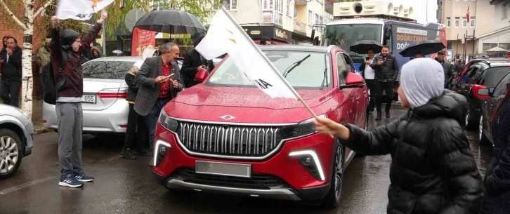 Ardahan’da yağışlı havaya rağmen Togg’a yoğun ilgi
